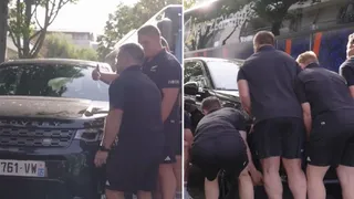 ¡Una muestra de su fuerza! Los All Blacks movieron una camioneta en París