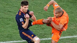 La criminal patada de Nigel de Jong a Xabi Alonso también cumplió 10 años
