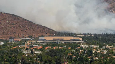 U Católica en alerta por el Claro Arena: incendio forestal afecta San Carlos de Apoquindo