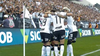 Corinthians tumbó a Flamengo y mantuvo la presión por la lucha del liderato en el Brasileirao