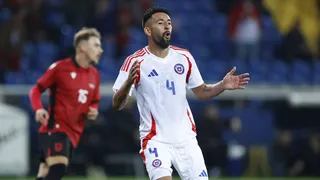 Mauricio Isla ya se prueba la camiseta de Colo Colo