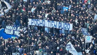 Hinchada de Napoli dedicó un lienzo en apoyo a Ezequiel “Pocho” Lavezzi