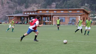 Con la camiseta de Católica: Boric jugó partido amistoso en Isla Juan Fernández