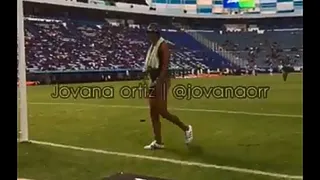 “El Negro de WhatsApp” invadió la cancha en un partido de la liga mexicana