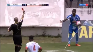 Brasileño fue expulsado por gestos obscenos y explicó que el rival insultó a su madre fallecida