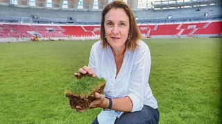 Colo Colo fichó a experta en césped para recuperar la cancha del Monumental