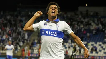 Gonzalo Tapia desniveló para la UC ante U. Española con una gran definición ante Mejía