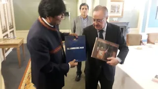 Evo Morales entregó “Libro del Mar” al presidente de Real Madrid