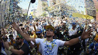 Miles de fanáticos disfrutaron en Oakland el desfile de la victoria de Golden State Warriors