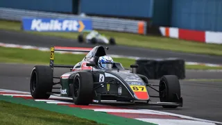 Nicolás Pino obtuvo su primer punto en la Fórmula 4 británica tras finalizar décimo en Donington Park