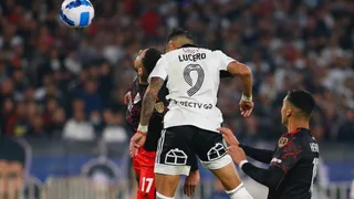Juan Martín Lucero anotó de cabeza el gol del honor de Colo Colo ante River Plate