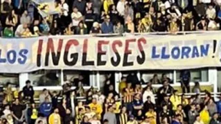La ofensiva bandera de los hinchas de Rosario Central contra los ingleses y la Reina Isabel II
