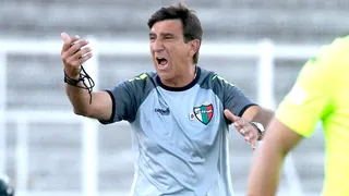 Gustavo Costas: Veo que en Chile se defiende muy mal