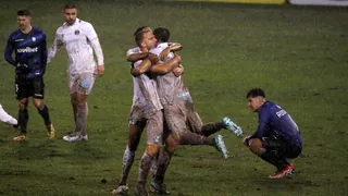 A los jugadores de Gremio se les apagó el calefont y culpan a Huachipato del problema