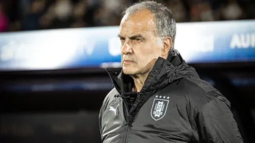 Marcelo Bielsa recibió especial regalo de hinchas de Leeds que viajaron a Uruguay