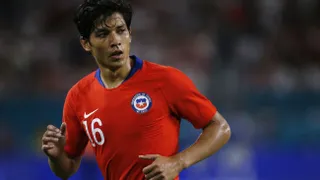 Matías Fernández fue elegido para entregar el trofeo al nuevo campeón de Copa América