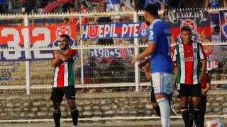 Misael Dávila aprovechó los fallos defensivos de la U y desató la alegría de Palestino