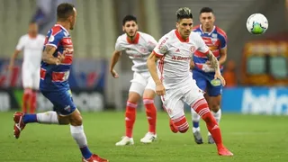 Internacional puso en jaque su liderato en el Brasileirao tras perder con Fortaleza