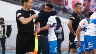 Ariel Holan defendió a Mauricio Isla de sus críticos: “Caerle a un jugador no es prudente”