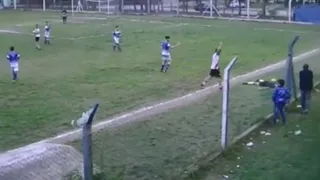 Juez de línea se desmayó tras un pelotazo y el partido debió suspenderse