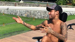 Neymar bailó sin muletas en el cumpleaños de su hermana
