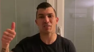 Gary Medel donó una camiseta de la selección chilena en ayuda de la Teletón