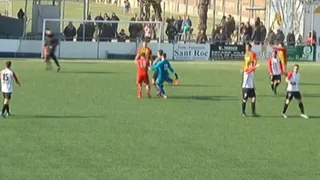 ¡No aguantó el cobro!: Arquero le pegó brutal patada al árbitro por anular un gol