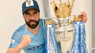 El festejo de Claudio Bravo por sumar un nuevo título con Manchester City