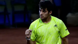 Cristian Garin buscará levantar su quinto título ante Facundo Bagnis en el ATP de Santiago
