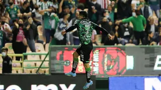 Víctor Dávila brilló con un gol y una asistencia en victoria de León sobre Chivas