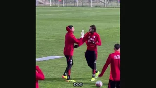 ¿Dijo pelota?: Las bromas a Ben Brereton por su español en una nueva práctica de la Roja