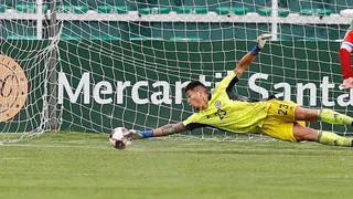 Las atajadas claves de Brayan Cortés para sostener a La Roja ante Bolivia