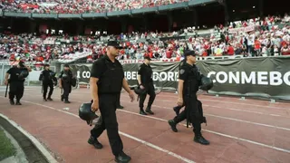 Relacionan ataque al bus con allanamiento a la barra de River y harán sumario a la Policía de Buenos Aires