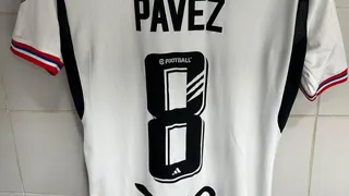 Subasta solidaria de camiseta de Esteban Pavez: En Al Aire Libre continuamos en campaña junto al Hogar de Cristo