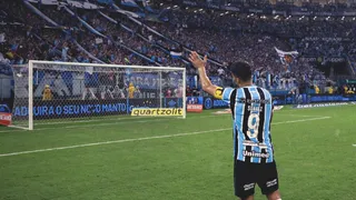 Luis Suárez se despidió con un gol de la hinchada de Gremio