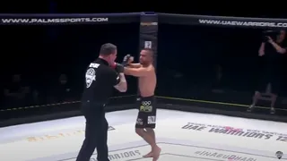 Se descontroló: Peleador de MMA fue descalificado por querer golpear al árbitro