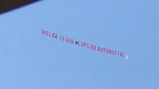 “Bielsa es Dios”: Hinchas de Leeds declararon su amor por el DT con pancarta aérea en pleno duelo