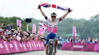 El británico Thomas Pidcock se coronó campeón olímpico de mountain bike en Tokio 2020