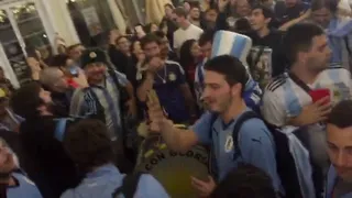 Hinchas argentinos y uruguayos se unieron en Rusia para burlarse de la selección chilena