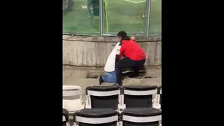 Así fue la peligrosa caída de un hincha de Colo Colo celebrando el gol ante Cerro Porteño