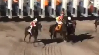 La gran maniobra de un jinete para evitar una rodada, luego de estar en el aire tras un empujón