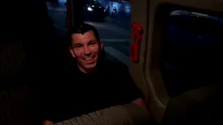 ¡Con una expresiva sonrisa! El saludo de Gary Medel a los hinchas de Boca Juniors en su llegada a Argentina