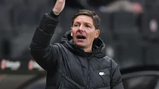 Técnico de Eintracht Frankfurt deberá ser operado por accidente en su scooter