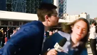 Periodista brasileña encaró a sujeto que le quiso dar un beso
