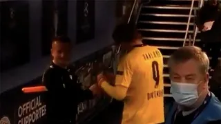 Arbitro siguió por el túnel a Erling Haaland para pedirle un autógrafo