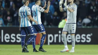 Racing de Gabriel Arias y Oscar Opazo batió en la agonía a Aucas y lidera el grupo de Ñublense