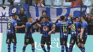 Gonzalo Montes superó la débil resistencia de Sebastián Pérez para marcar ante la UC