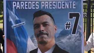 El afiche “presidencial” dedicado a Esteban Paredes por parte de hinchas de Colo Colo