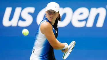 Swiatek empezó su defensa del US Open con una cómoda victoria ante Peterson