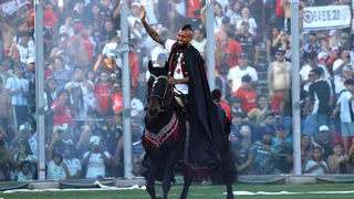 ¡Vestido como rey y a caballo! El recorrido de Arturo Vidal en la cancha del Monumental